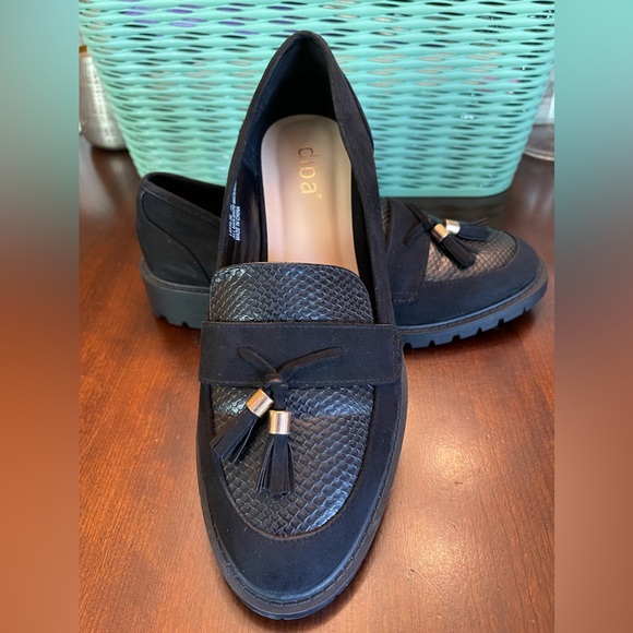 Diba Women's Black Round Toe Tassel shoes. Faux Suede/Leather - Picture 2 of 8